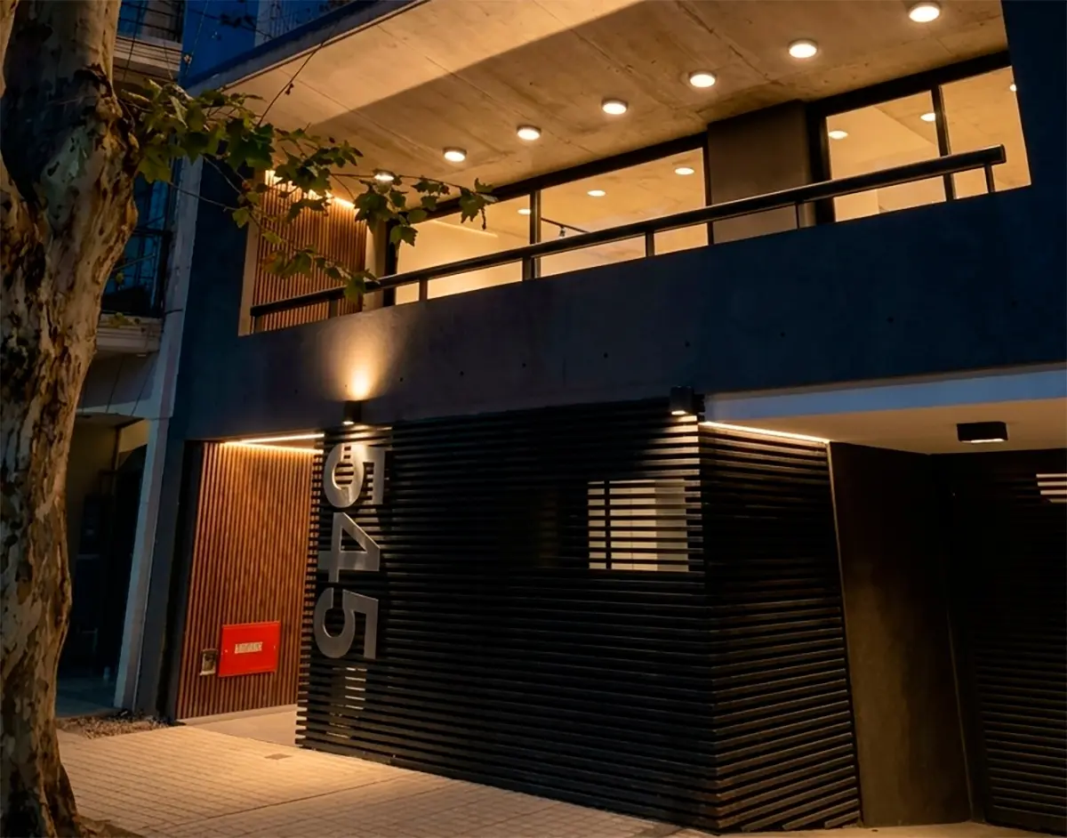 Edificio Larrazabal 545 — calle tranquila de Liniers