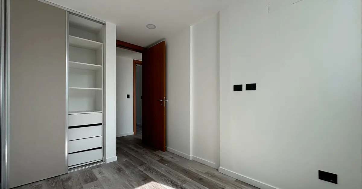 Dormitorio secundario con placard
