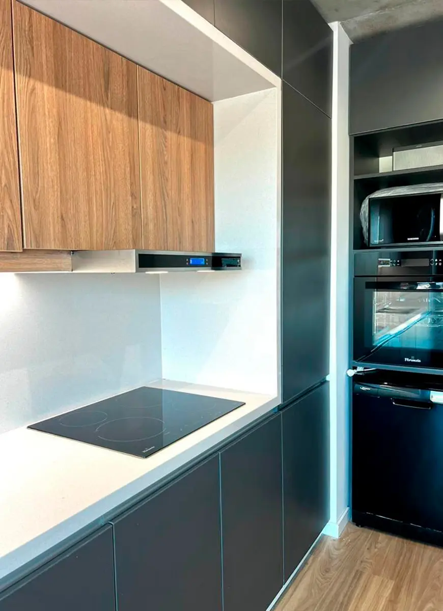 Detalle cocina semi-integrada y hormigón visto